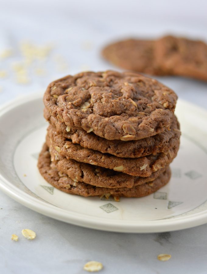 Easy Oatmeal Nutella Cookies makes a great snack or dessert idea. Made with oats, Nutella and 5 other ingredients that are pantry staples.