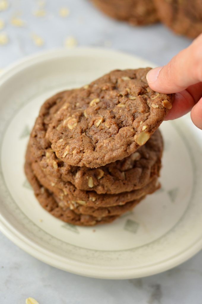 Easy Oatmeal Nutella Cookies makes a great snack or dessert idea. Made with oats, Nutella and 5 other ingredients that are pantry staples.