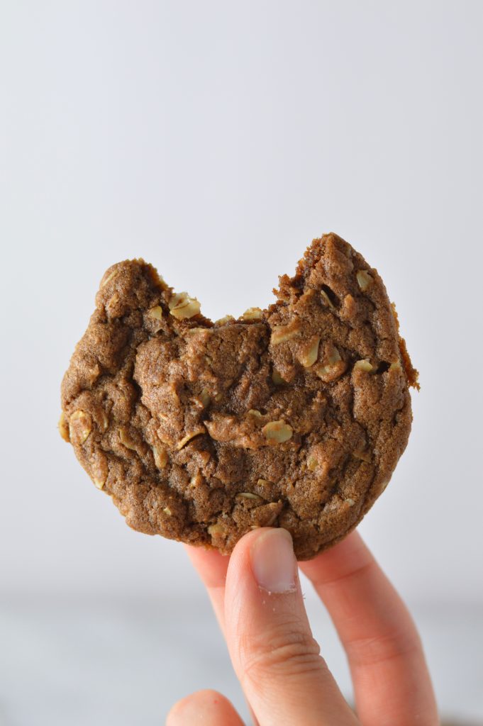 Easy Oatmeal Nutella Cookies makes a great snack or dessert idea. Made with oats, Nutella and 5 other ingredients that are pantry staples.