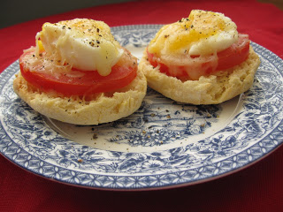 Healthy Mozzarella, Egg and Tomato English Muffin recipe. The perfect breakfast idea for lazy weekend mornings.