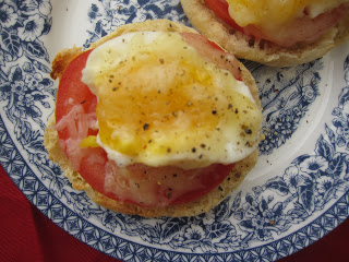 Healthy Mozzarella, Egg and Tomato English Muffin recipe. The perfect breakfast idea for lazy weekend mornings.