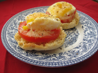 Healthy Mozzarella, Egg and Tomato English Muffin recipe. The perfect breakfast idea for lazy weekend mornings.