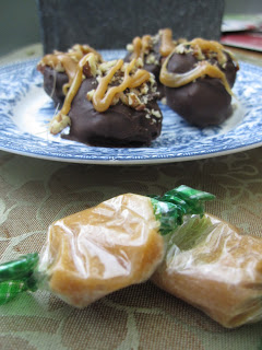 Easy Toffee Cheesecake Balls recipe. Made with cream cheese, craham crackers and topped with pecans, I want them for dessert every night!