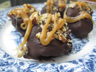 Easy Toffee Cheesecake Balls recipe. Made with cream cheese, craham crackers and topped with pecans, I want them for dessert every night!