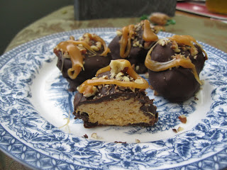 Easy Toffee Cheesecake Balls recipe. Made with cream cheese, craham crackers and topped with pecans, I want them for dessert every night!