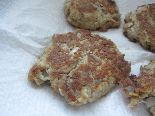 These super simple tuna patties ready in under 15 minutes and surprisingly healthy. Perfect way to use up canned tuna for dinner.