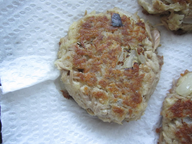 These super simple tuna patties ready in under 15 minutes and surprisingly healthy. Perfect way to use up canned tuna for dinner.