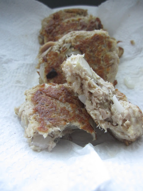 These super simple tuna patties ready in under 15 minutes and surprisingly healthy. Perfect way to use up canned tuna for dinner.