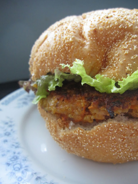 Quinoa patties that are so easy to make and taste amazing! Vegetarian, and ready in under 15 minutes.