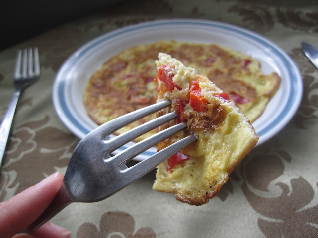 Deliciously easy quinoa bell pepper omelette. Perfect for a quick and simple breakfast or brunch recipe.