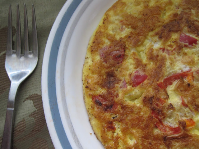 Deliciously easy quinoa bell pepper omelette. Perfect for a quick and simple breakfast or brunch recipe.