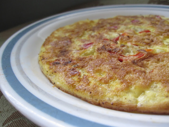 Deliciously easy quinoa bell pepper omelette. Perfect for a quick and simple breakfast or brunch recipe.