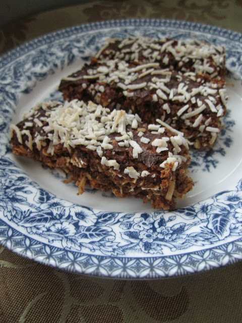 Do you want a baking recipe made with protein powder? Try these oat and coconut protein bars!