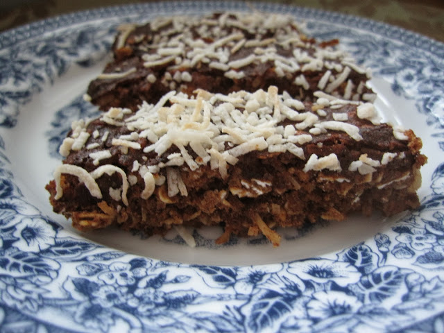 Do you want a baking recipe made with protein powder? Try these oat and coconut protein bars!