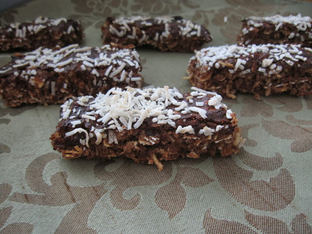 Do you want a baking recipe made with protein powder? Try these oat and coconut protein bars!