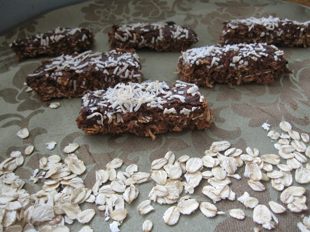 Do you want a baking recipe made with protein powder? Try these oat and coconut protein bars!