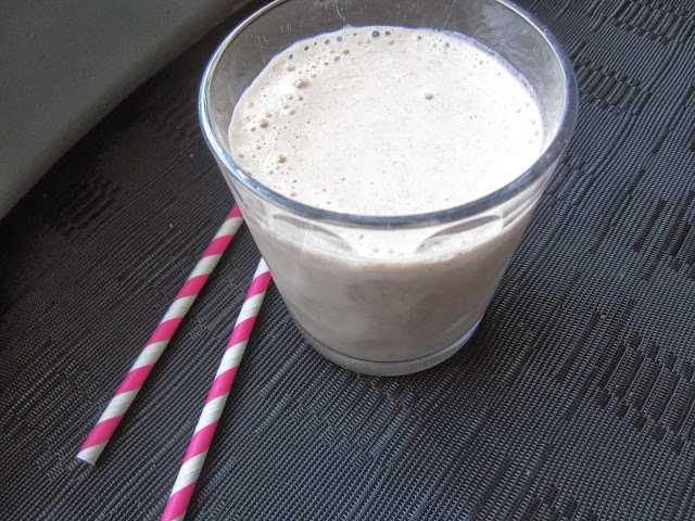 Feel like cinnamon buns, but don't have the time to make them? This smoothie tastes like cinnamon buns, but only takes 5 minutes!