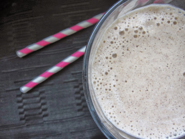 Feel like cinnamon buns, but don't have the time to make them? This smoothie tastes like cinnamon buns, but only takes 5 minutes!