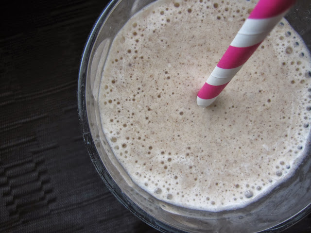 Feel like cinnamon buns, but don't have the time to make them? This smoothie tastes like cinnamon buns, but only takes 5 minutes!