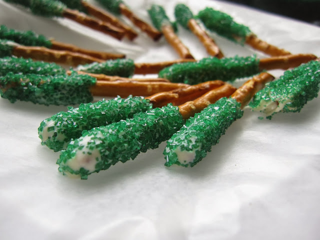 DIY Leprechaun Wands recipe made with only 3 ingredients, it is the perfect combination of sweet and salty for your St. Patrick's Day celebrations.