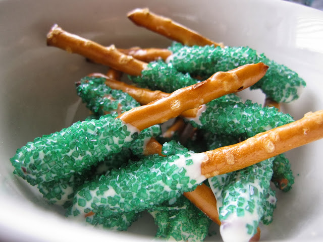 DIY Leprechaun Wands recipe made with only 3 ingredients, it is the perfect combination of sweet and salty for your St. Patrick's Day celebrations.