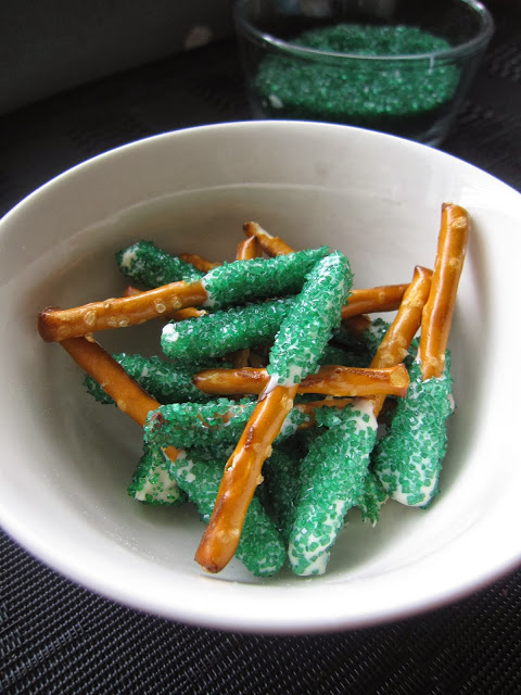 DIY Leprechaun Wands recipe made with only 3 ingredients, it is the perfect combination of sweet and salty for your St. Patrick's Day celebrations.