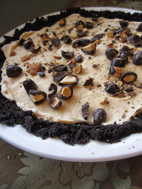 Skinny 4 Ingredient Greek Yogurt Peanut Butter No Bake Cheesecake makes a great quick and easy dessert recipe. The crust is made with oreo cookies.