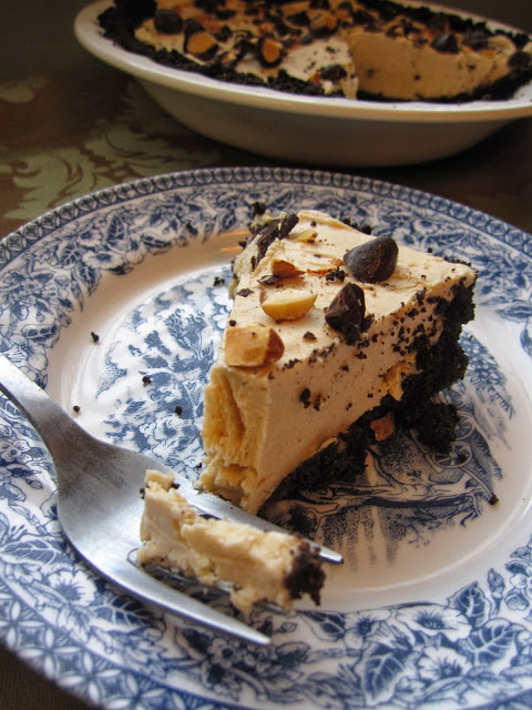 Skinny 4 Ingredient Greek Yogurt Peanut Butter No Bake Cheesecake makes a great quick and easy dessert recipe. The crust is made with oreo cookies.