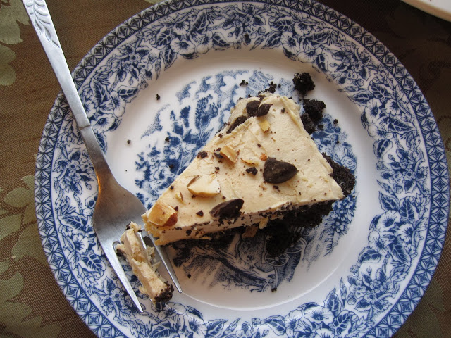 Skinny 4 Ingredient Greek Yogurt Peanut Butter No Bake Cheesecake makes a great quick and easy dessert recipe. The crust is made with oreo cookies.