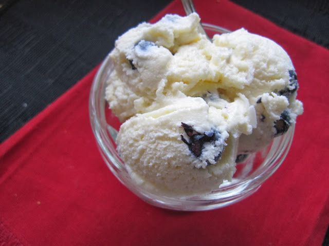 This Blueberry Pudding Ice Cream is only made with 6 ingredients. So rich and creamy, just mix it, put it in your ice cream maker and you're done.