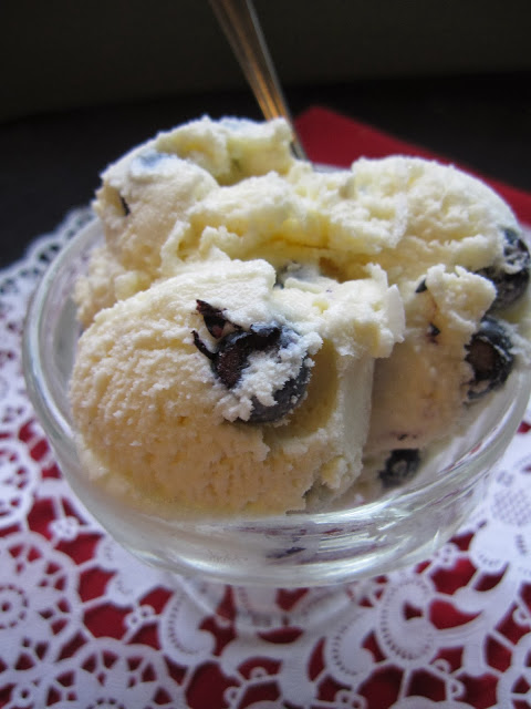 This Blueberry Pudding Ice Cream is only made with 6 ingredients. So rich and creamy, just mix it, put it in your ice cream maker and you're done.