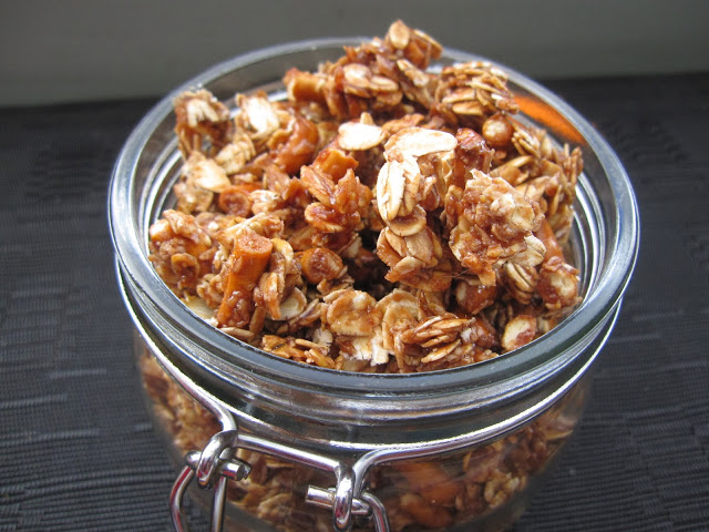 This Pretzel and Nutella Granola is the perfect sweet and salty snack. It also makes a great topping for yogurt for a nice and easy breakfast.