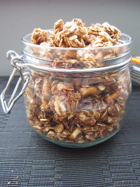 This Pretzel and Nutella Granola is the perfect sweet and salty snack. It also makes a great topping for yogurt for a nice and easy breakfast.