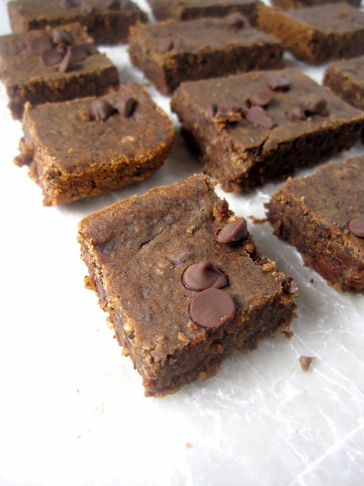 Easy sugar free Black Bean Brownies are gluten free, refined sugar free and vegan. Made with oats, maple syrup and vegan chocolate chips.