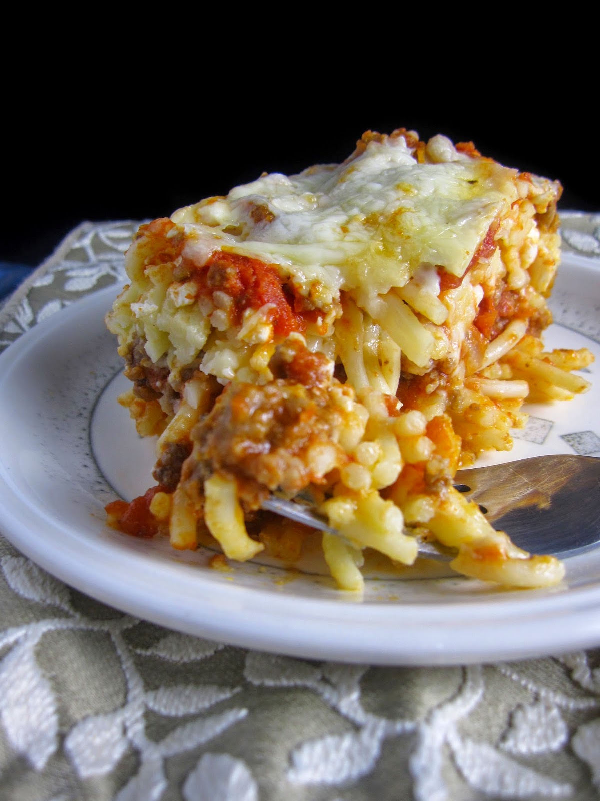 Baked Spaghetti made with ground beef, cottage cheese and mozzarella cheese. Such a nice and easy dinner recipe.