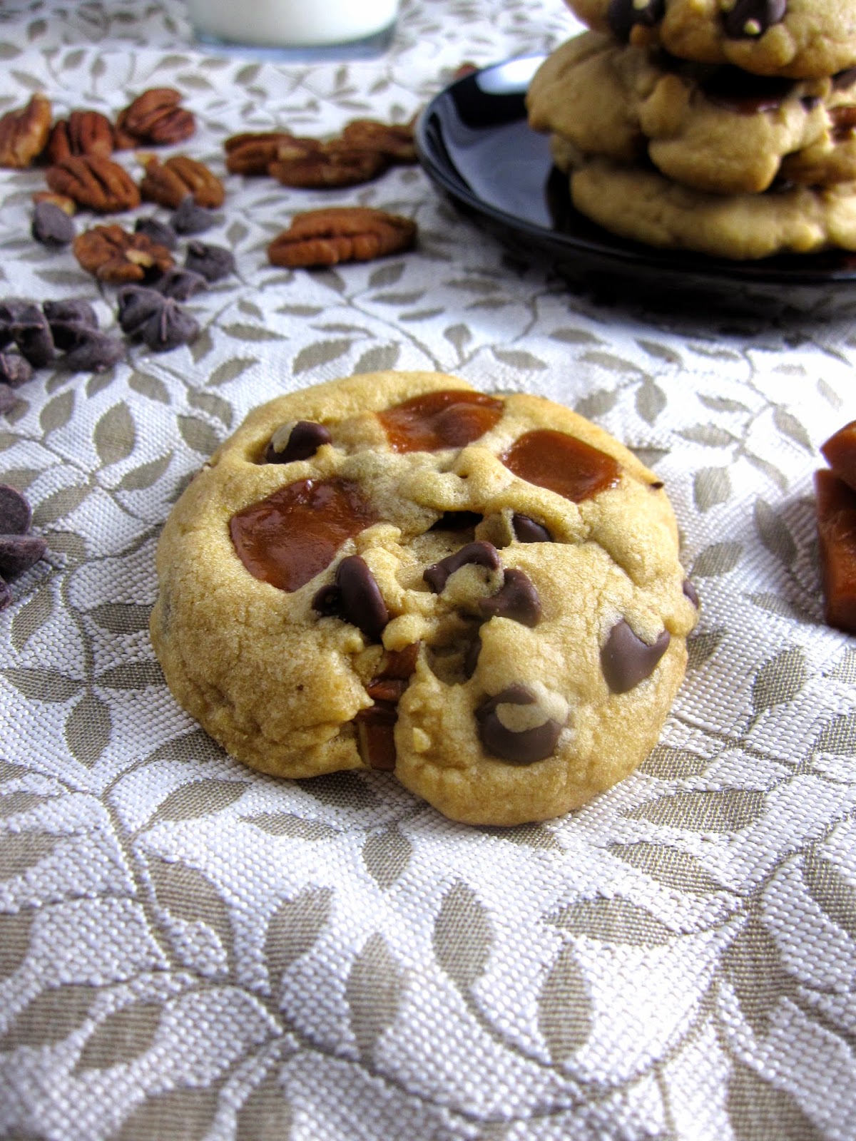 Chocolate, Caramel and Pecan Cookies from scratch that taste like those Turtles chocolates. Perfect snack, dessert or gift idea.