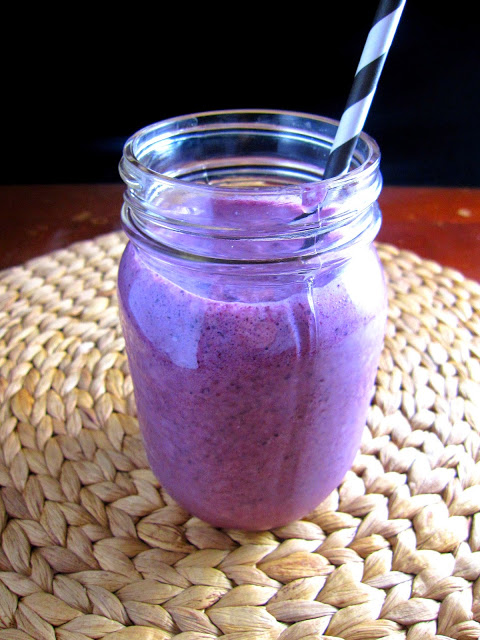 Blueberry Matcha Smoothie recipe that is quick and easy to make. A very refreshing drink that is perfect for breakfast or a snack.