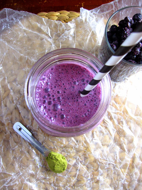 Blueberry Matcha Smoothie recipe that is quick and easy to make. A very refreshing drink that is perfect for breakfast or a snack.