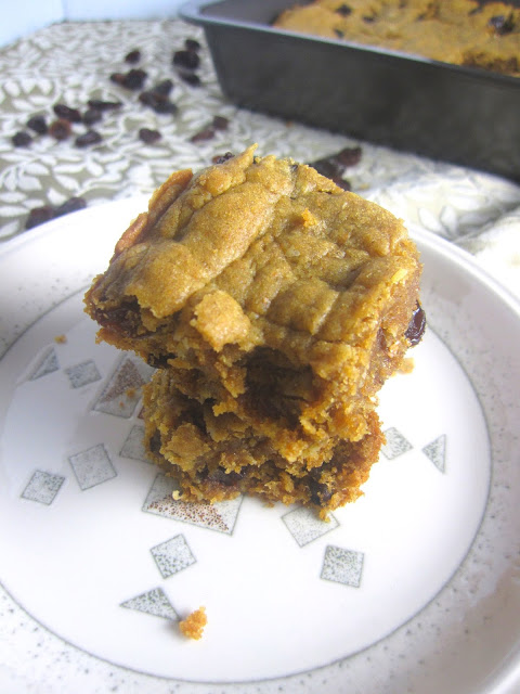 Healthy Peanut Butter and Raisin Oatmeal Bars make for a good breakfast, snack or healthy dessert recipe. Made with whole wheat flour.