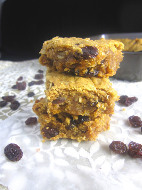 Healthy Peanut Butter and Raisin Oatmeal Bars make for a good breakfast, snack or healthy dessert recipe. Made with whole wheat flour.