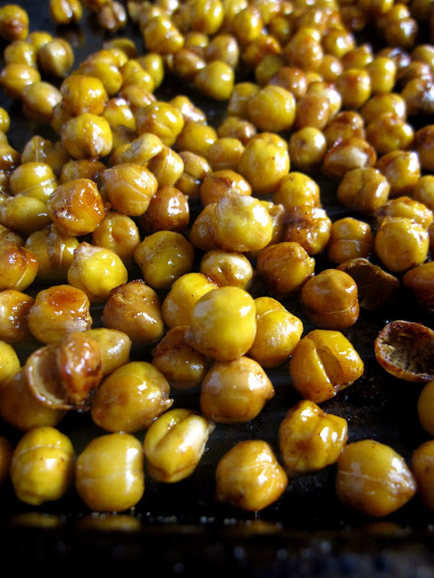 Baked crispy chickpeas topped coated in honey and cinnamon. Honey-roasted cinnamon chickpeas make the perfect healthy snack! 