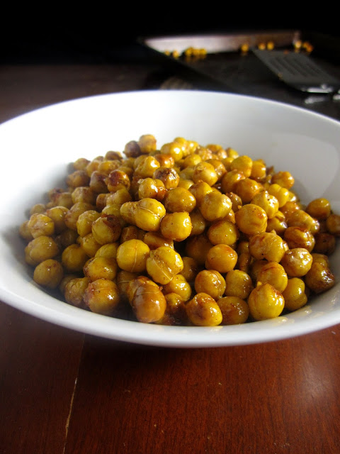 Baked crispy chickpeas topped coated in honey and cinnamon. Honey-roasted cinnamon chickpeas make the perfect healthy snack! 