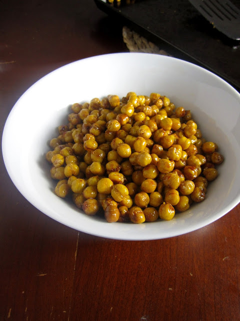 Baked crispy chickpeas topped coated in honey and cinnamon. Honey-roasted cinnamon chickpeas make the perfect healthy snack! 