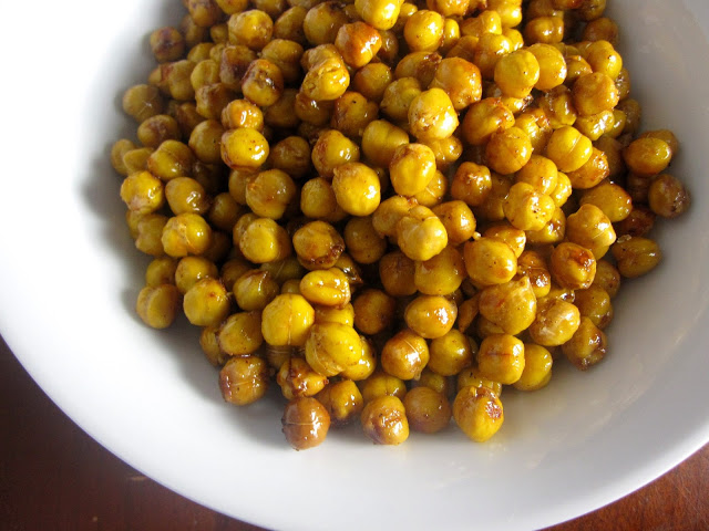 Baked crispy chickpeas topped coated in honey and cinnamon. Honey-roasted cinnamon chickpeas make the perfect healthy snack! 