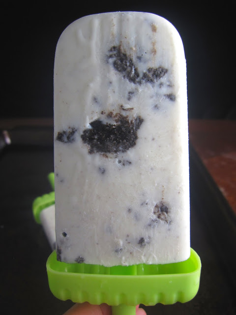 If you like cookies and cream ice cream, you will love these cookies and cream popsicles! Creamy base with chunks of Oreo cookies in it..