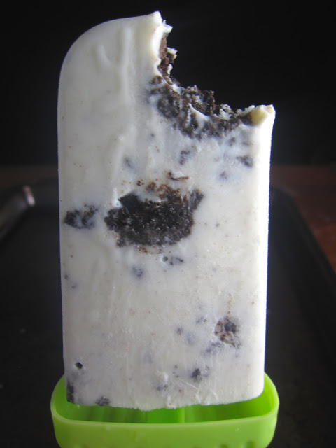 If you like cookies and cream ice cream, you will love these cookies and cream popsicles! Creamy base with chunks of Oreo cookies in it..