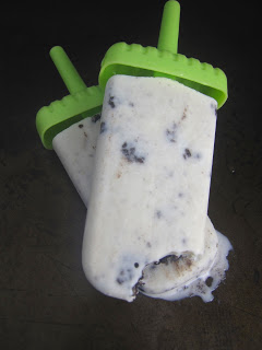 If you like cookies and cream ice cream, you will love these cookies and cream popsicles! Creamy base with chunks of Oreo cookies in it..