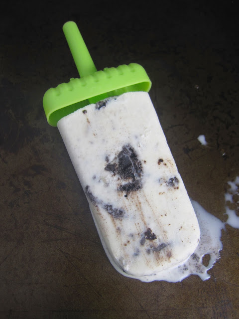 If you like cookies and cream ice cream, you will love these cookies and cream popsicles! Creamy base with chunks of Oreo cookies in it..