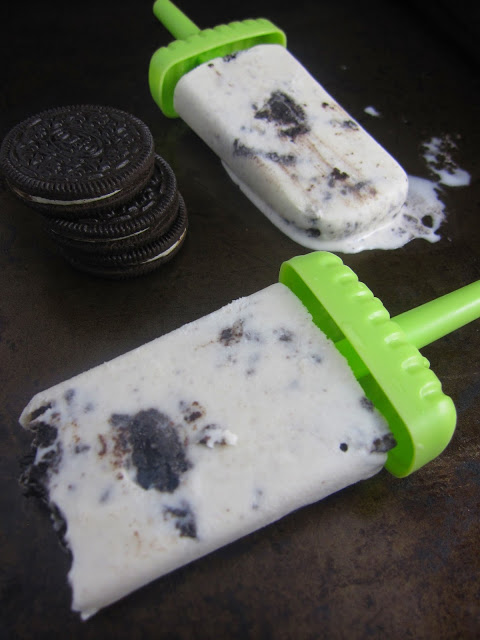 If you like cookies and cream ice cream, you will love these cookies and cream popsicles! Creamy base with chunks of Oreo cookies in it..