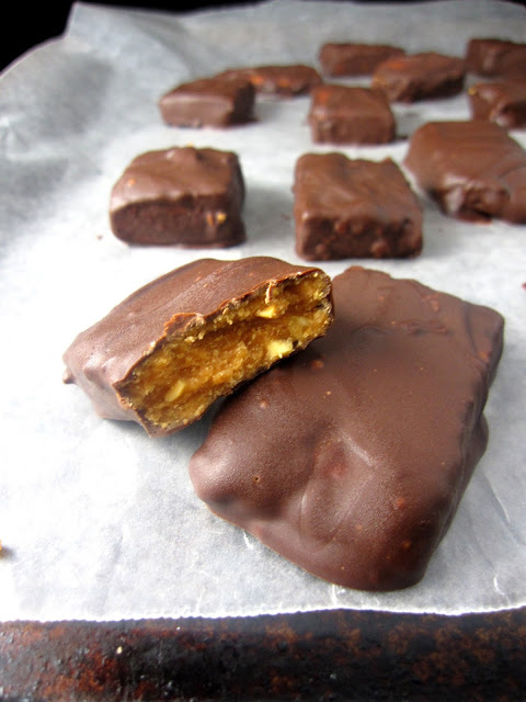 These homemade Butterfinger chocolate bars taste good with or without the chocolate coating! Crunchy and chewy options available.